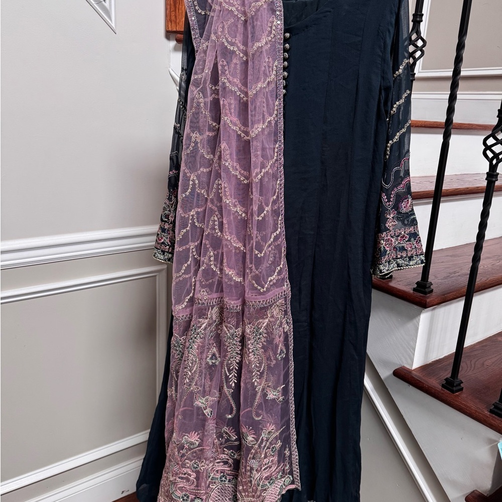 Elegant long dark green gown with light purple Embroidered scarf/doupata - Picture 2 of 5